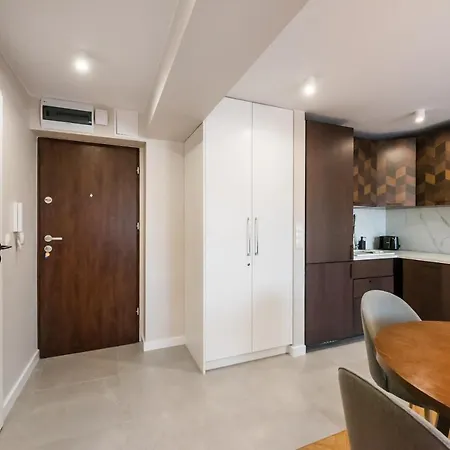 Powisle Chic By Bookinghost *