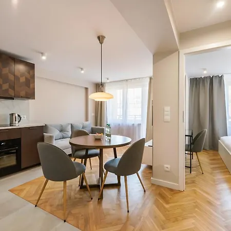 Powisle Chic By Bookinghost